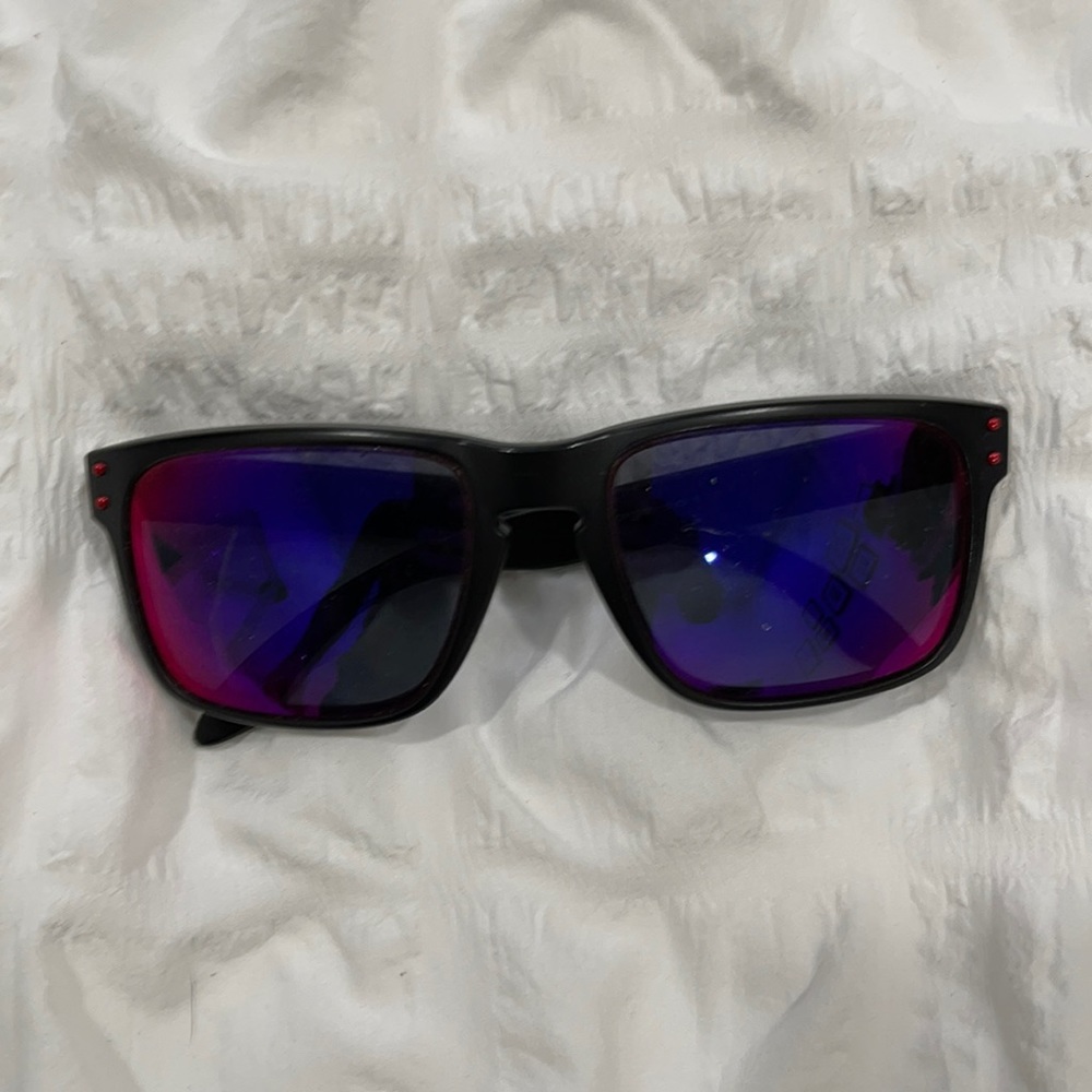 Men’s black Oakley’s